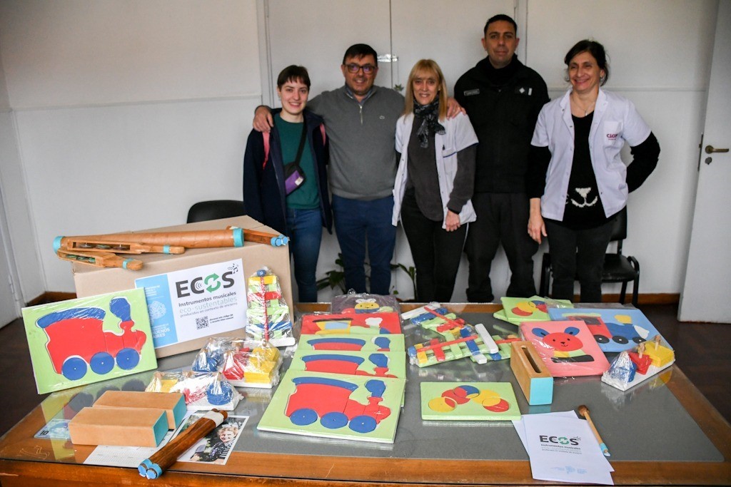 Personas privadas de libertad fabricaron y donaron instrumentos musicales y juguetes didácticos al Hospital Gutiérrez de La Plata